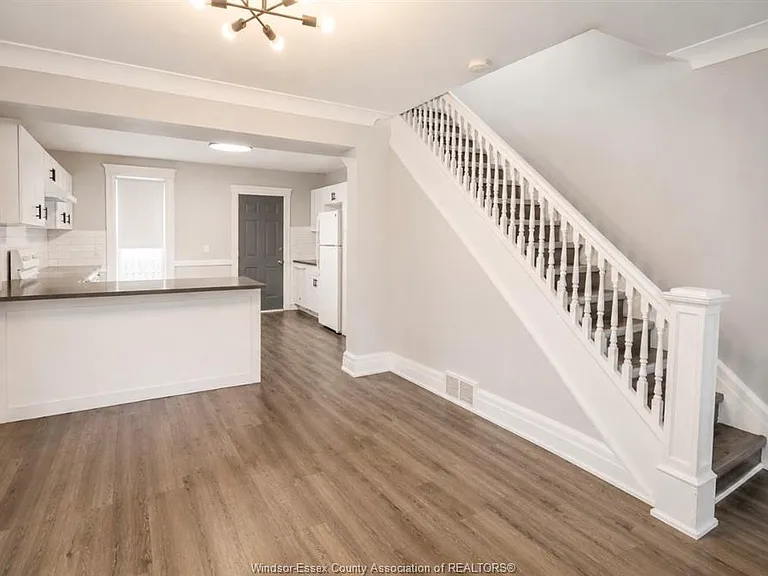 790 Marentette Ave — Photo 4