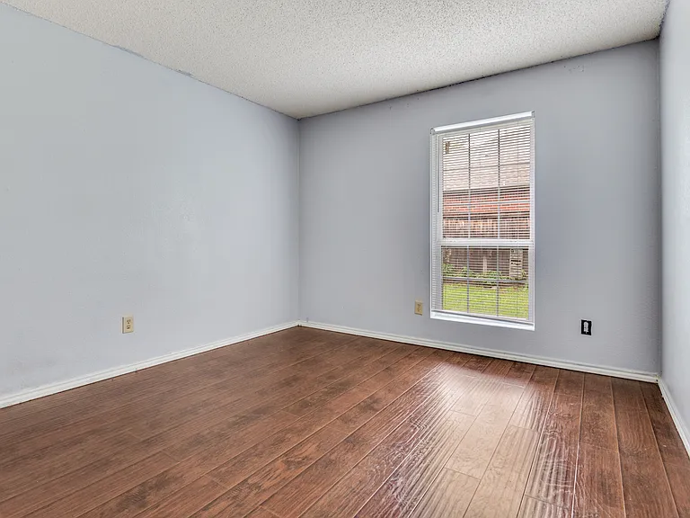 528 Lester St — Photo 22