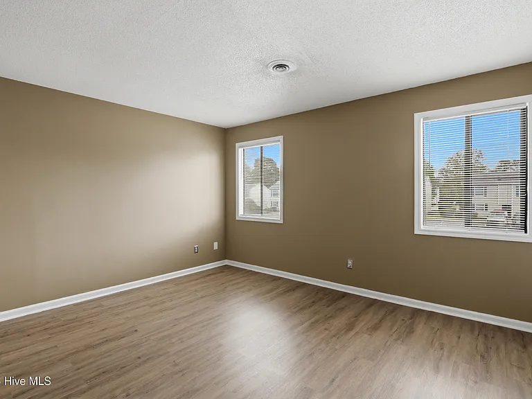 1299 Wellington Ave — Photo 11