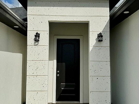 2nd image of 412 Catalina Ave