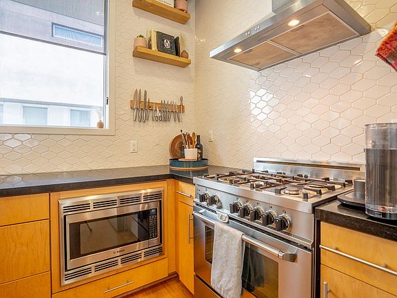 3rd image of 2022 Fox Ln #2022