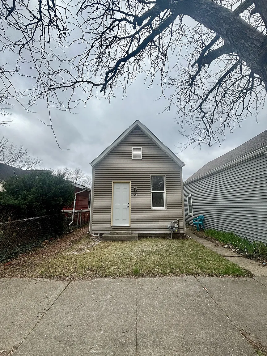525 E 8th St photo 1