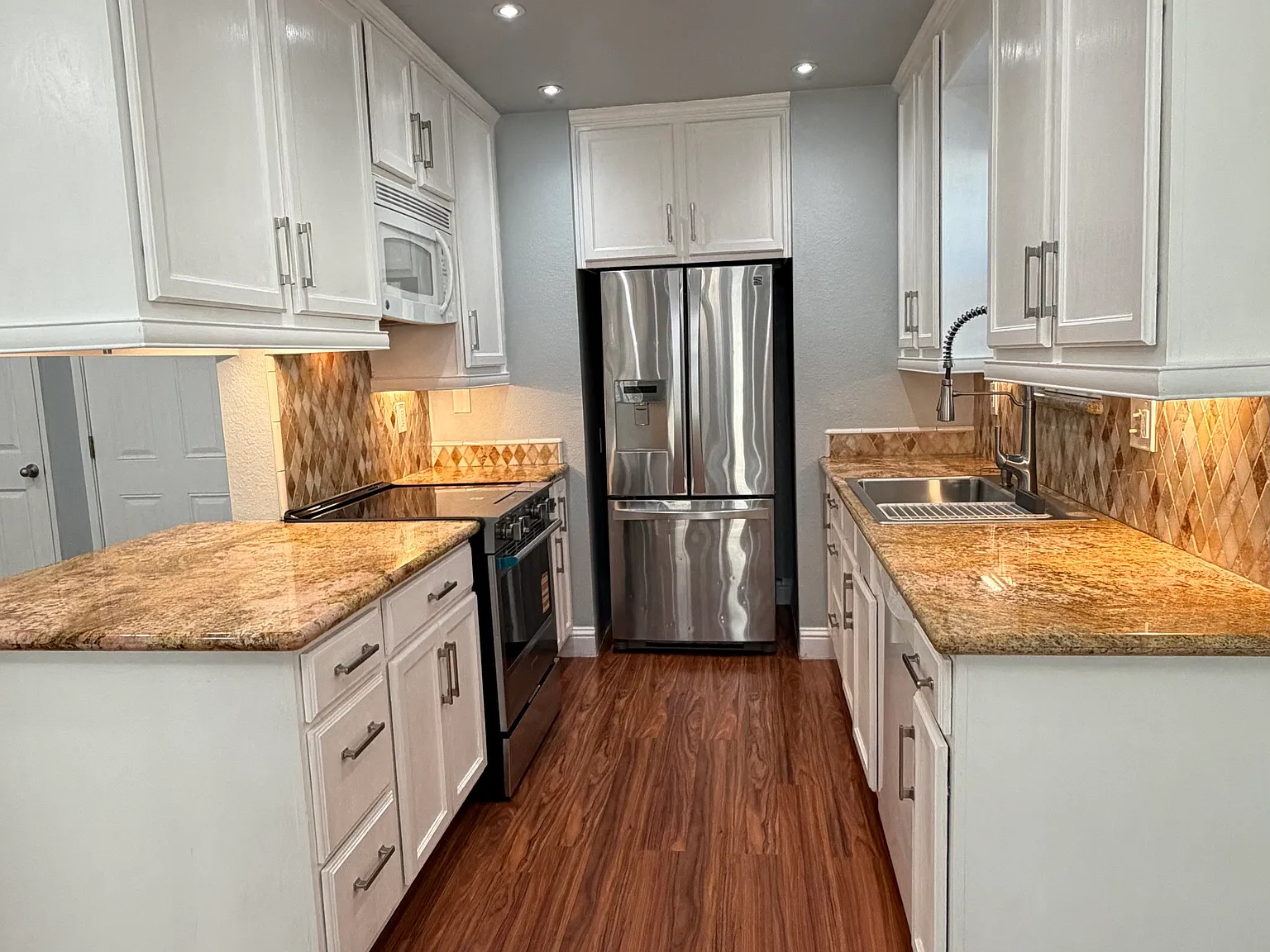 3 bed, 1200 sqft, $2,895 — Photo 2