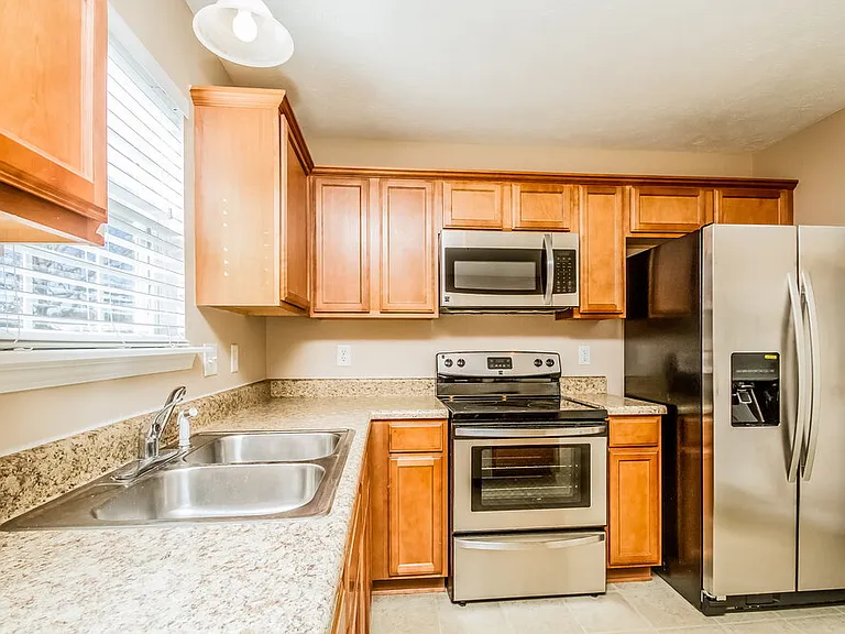 408 Glenmore Ct — Photo 6