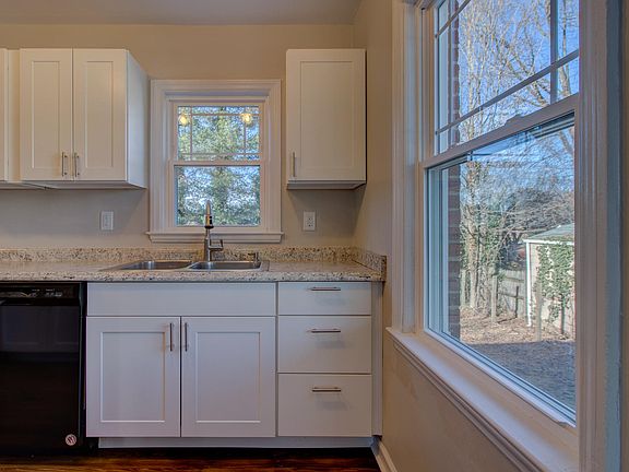 5th image of 2627 Derwent Dr SW
