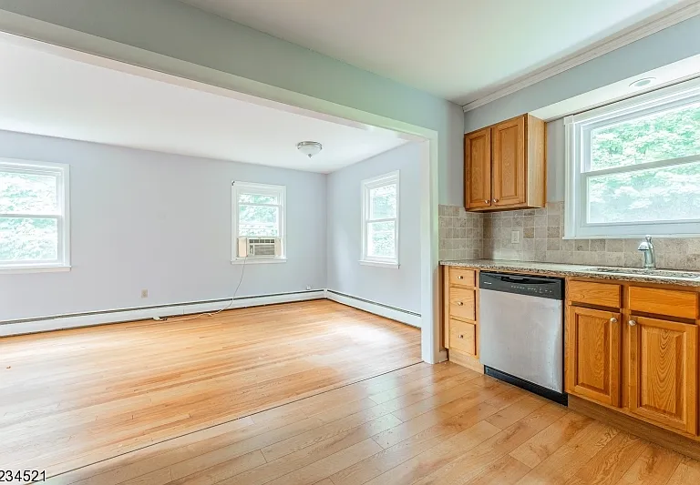 18 Macfarlan Ave — Photo 4