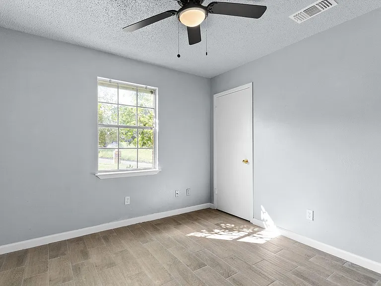 1405 Hillside St — Photo 8
