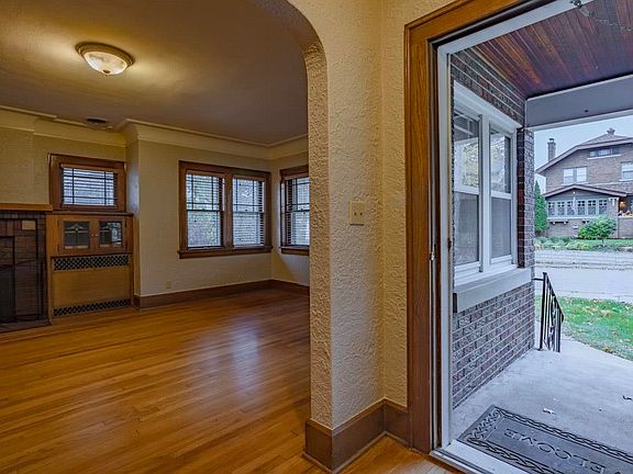 5th image of 402 Shaw St