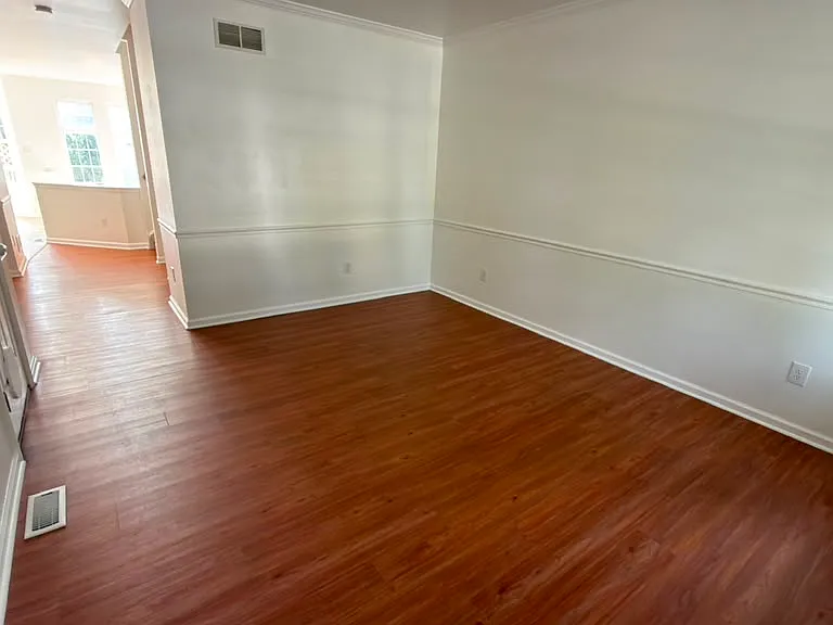 1071 King Way — Photo 4