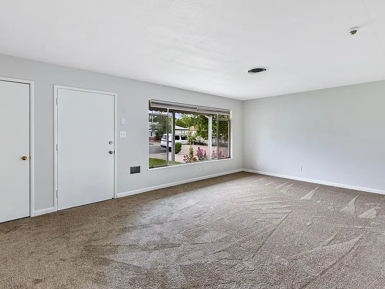 704 Windsor Dr — Photo 12