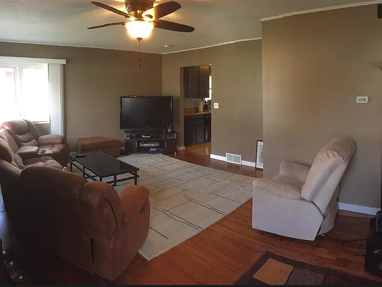 137 Columbia Ct — Photo 1