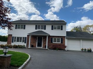 115 Twin Oaks Dr, Kings Park, NY 11754