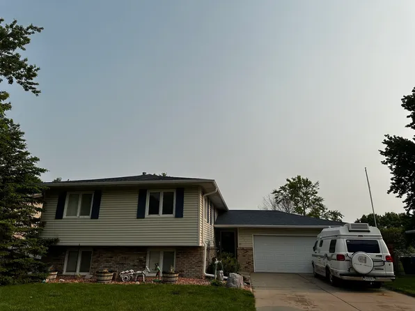 2015 W 37th St, Kearney, NE 68845