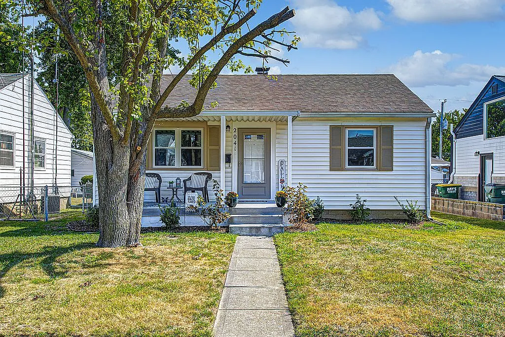 2041 Fisher Ave photo 1