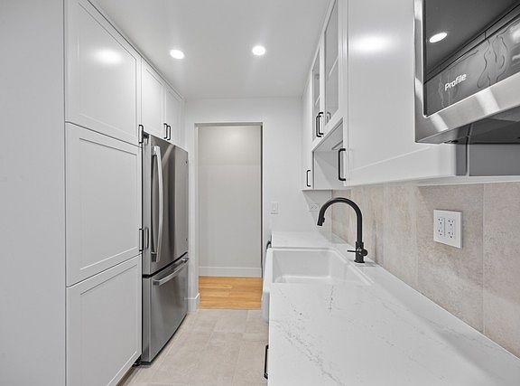 2nd image of 415 S Lombard Ave #Oak-304