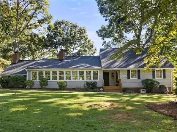 719 Quarterstaff Rd, Winston Salem, NC 27104