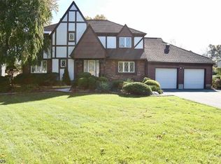 1 Heather Dr, East Hanover, NJ 07936