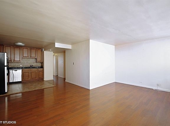 3rd image of 3950 N Lake Shore Dr APT 624D