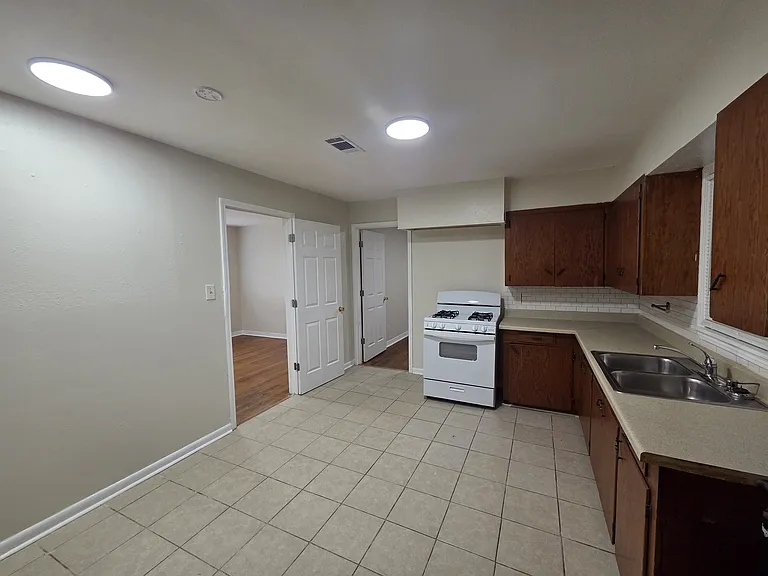 2639 Barbara St — Photo 4