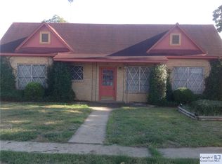 809 E 4th St, Nixon, TX 78140