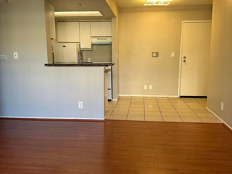 Russell Court Apartments — Photo 7