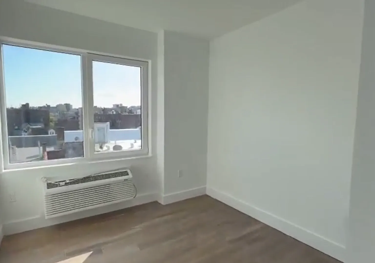 3 bed, 900 sqft, $3,373 — Photo 3