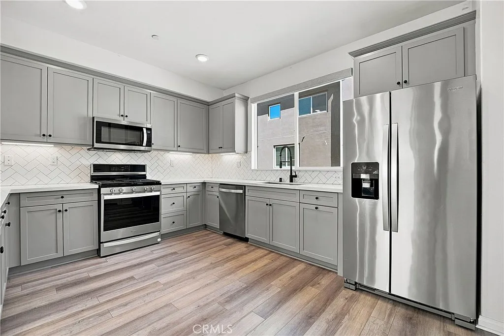 3 bed, 1830 sqft, $3,995 — Photo 2