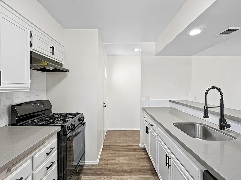 Summer House Apartments — Photo 14