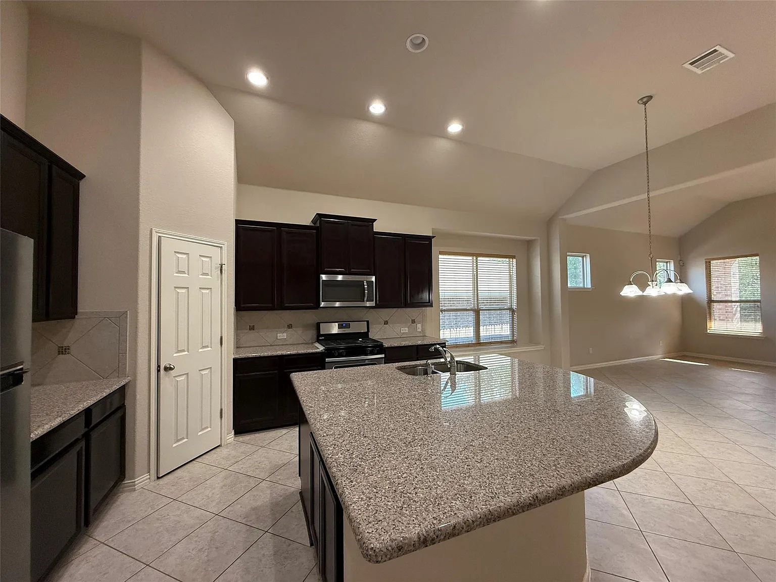 3 bed, 2.0 bath, 2086 sqft, $2,150 — Photo 2