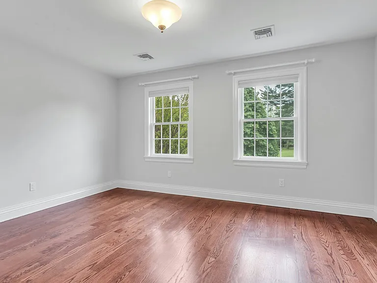 11 Plandome Dr — Photo 30