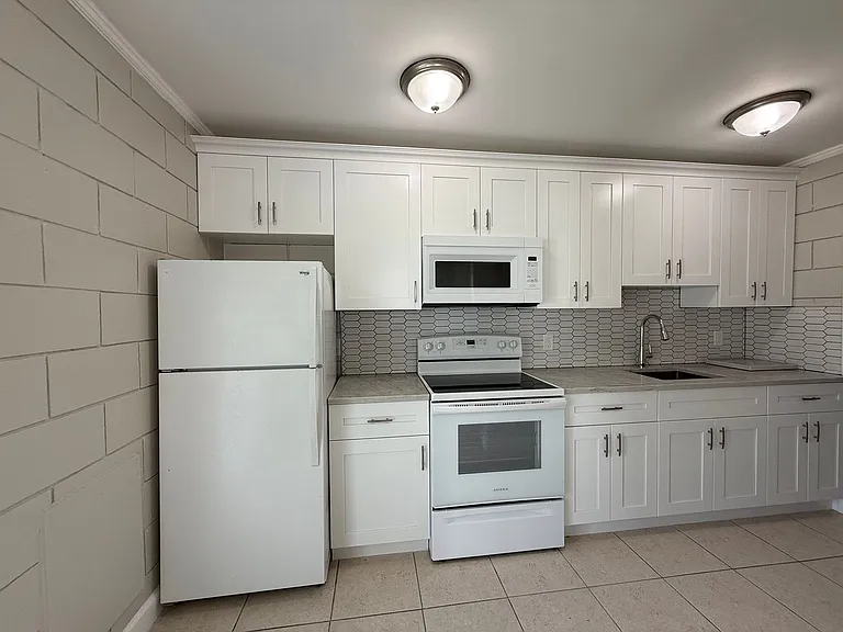 1215 Hartman Apartments — Photo 9