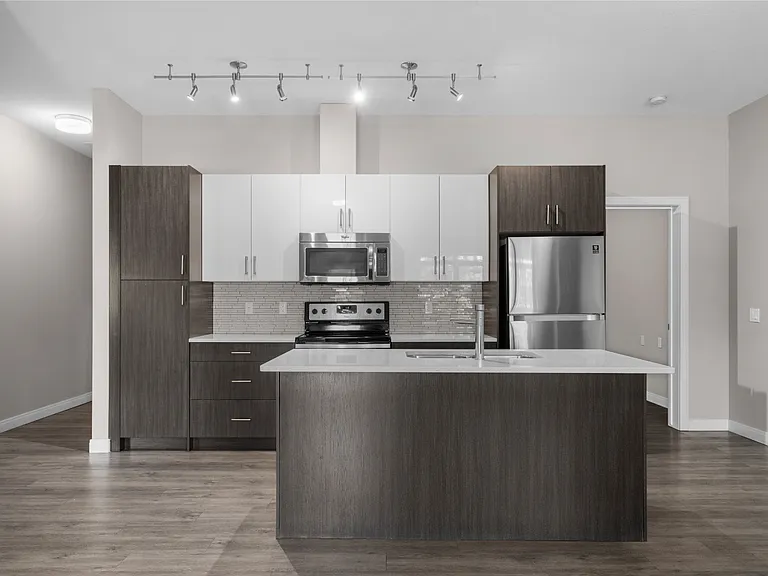 2110 Centre St N — Photo 13