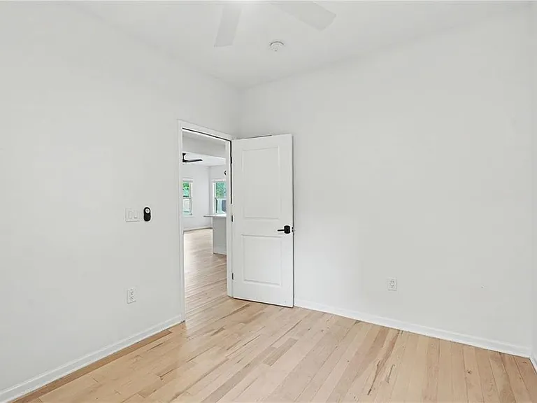827 Elbert St SW — Photo 15