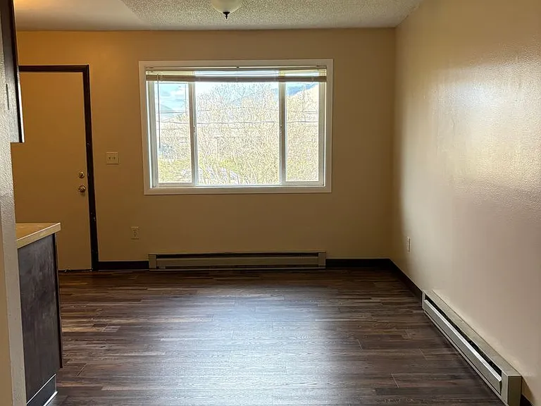 1505 S 10 W — Photo 2
