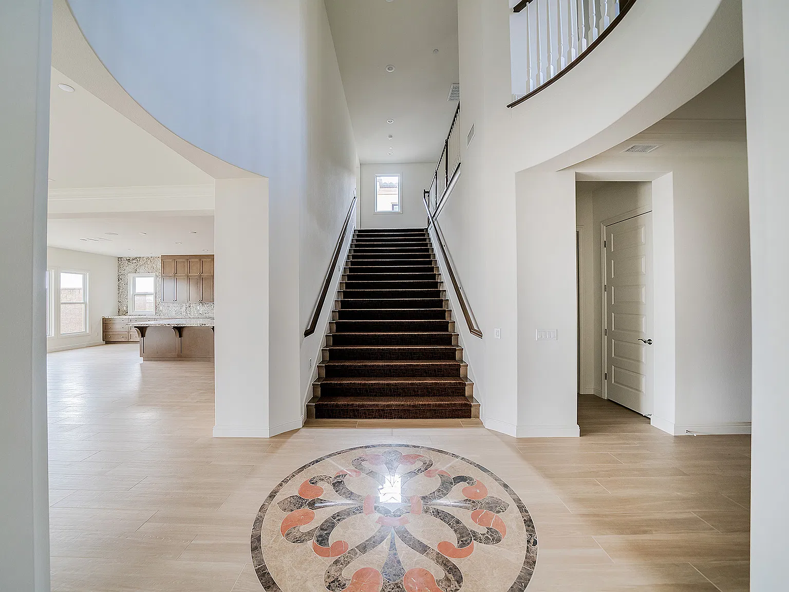 5 bed, 4618 sqft, $8,500 — Photo 2