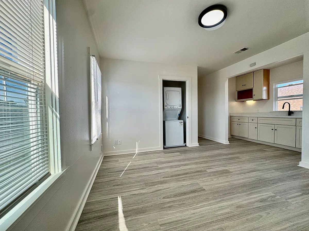 3 bed, 1.5 bath, 1450 sqft, $3,195 — Photo 2