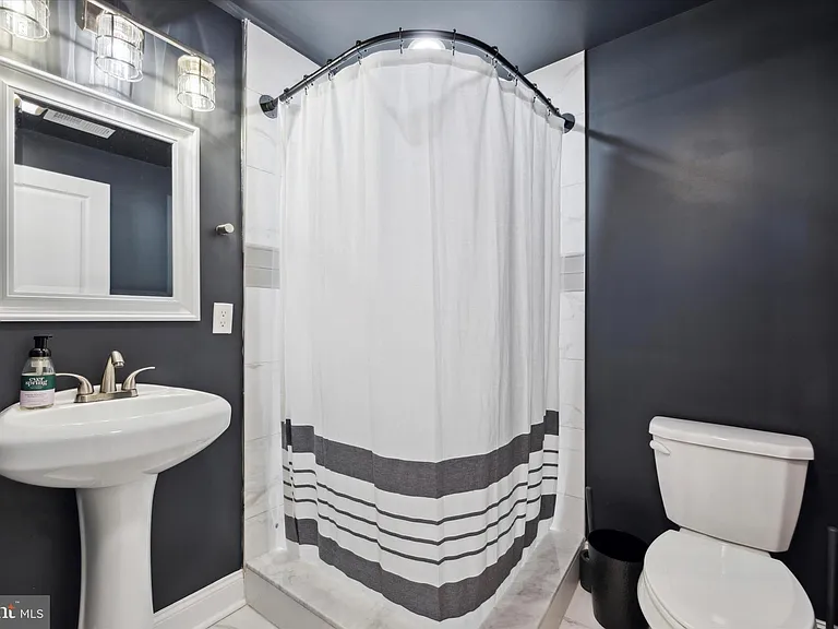 2137 N Darien St — Photo 15