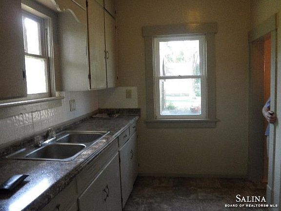 5th image of 831 Charles St