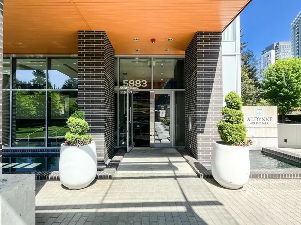 5883 Barker Ave #2208, Burnaby, BC V5H 0G4