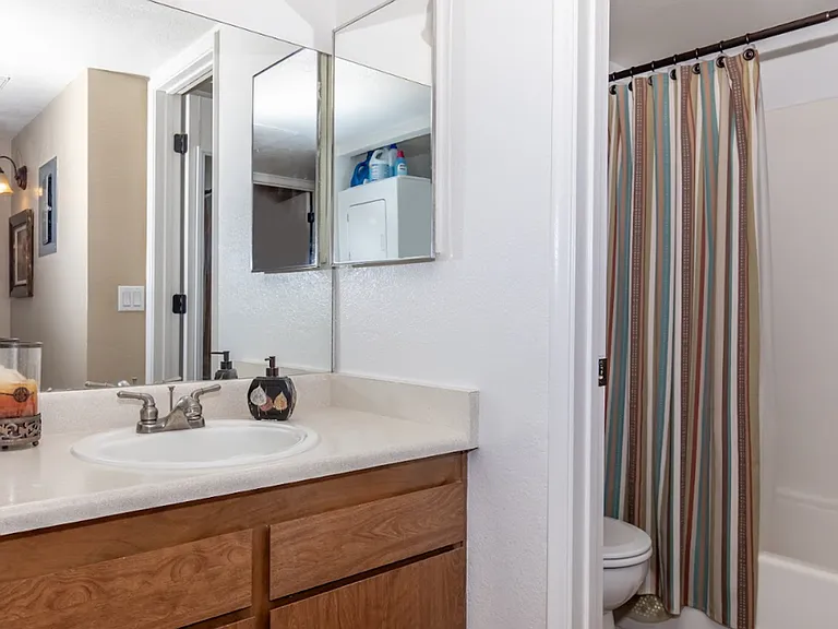 Broadway Proper Apartment ** One Month Free**W/D Included — Photo 31