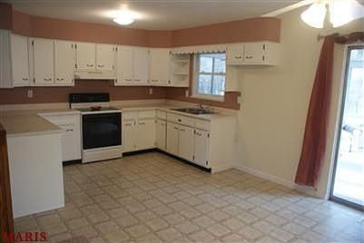 4th image of 1070 Meadowbrook Dr
