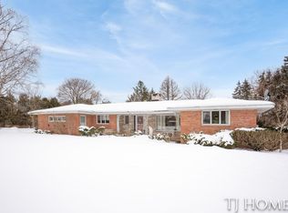 695 Collindale Ave NW, Grand Rapids, MI 49504
