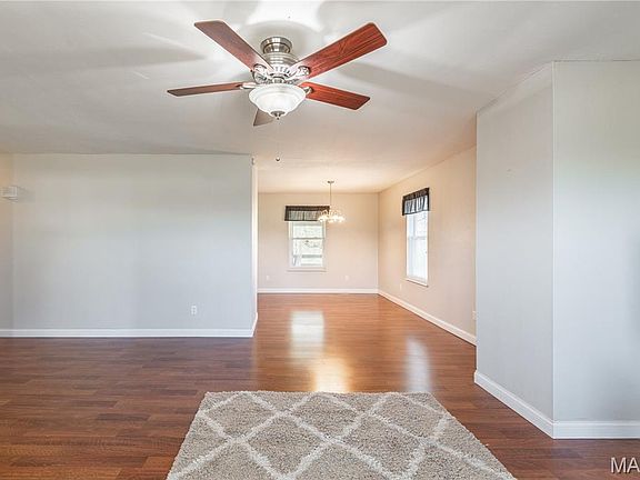 5th image of 909 Schindler Rd