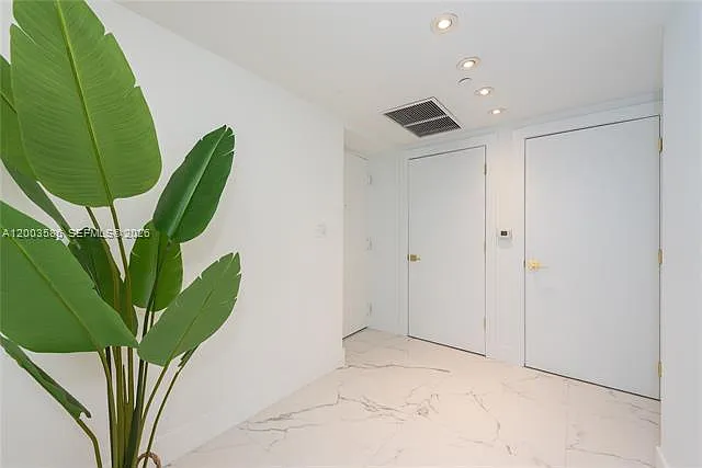 500 Brickell Ave — Photo 25