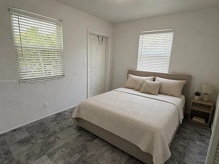 739 SW 9th St #4 — Photo 4