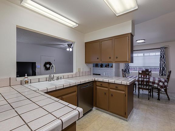 3rd image of 533 Albert Way