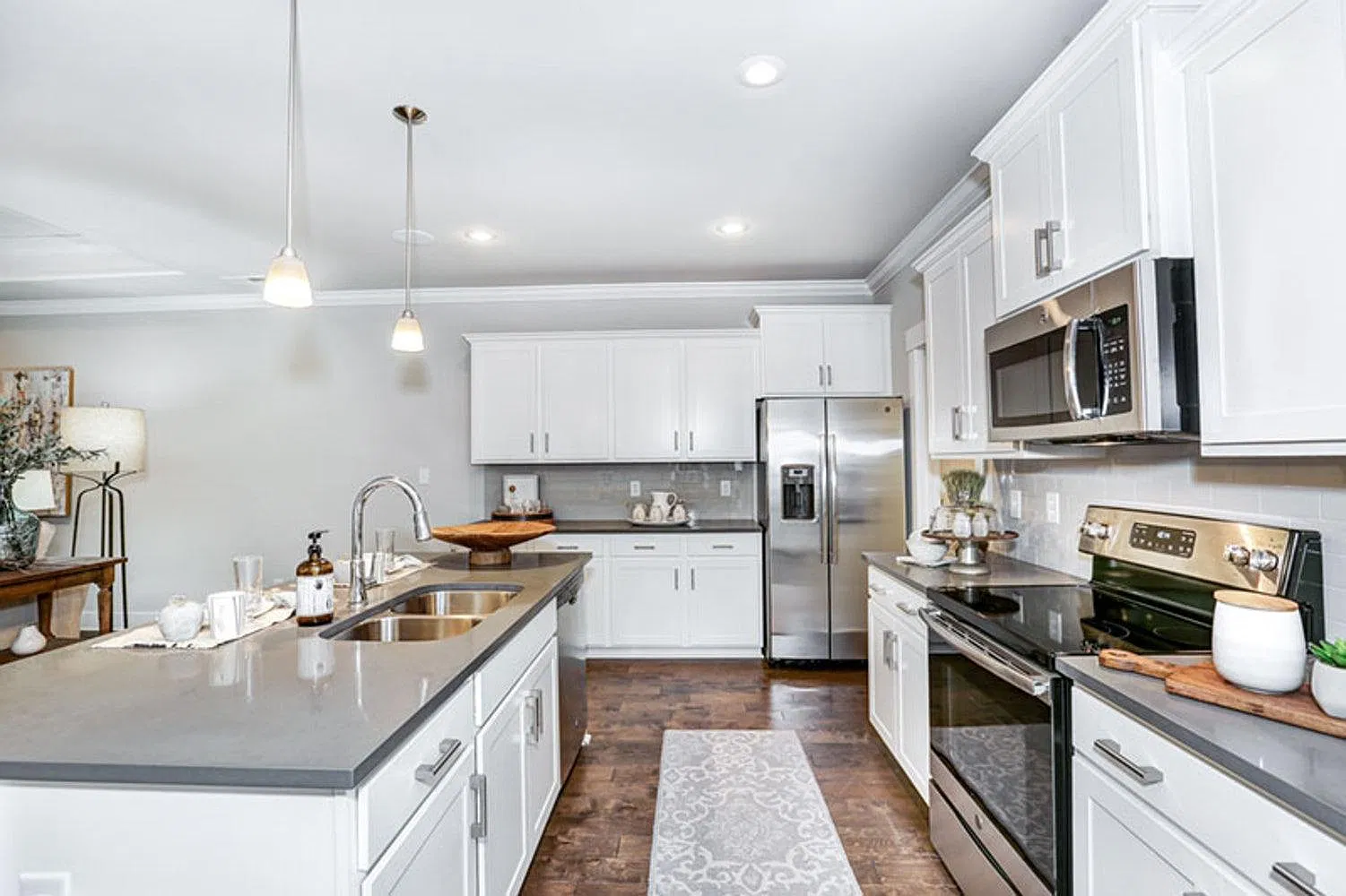 3 bed, 1900 sqft, $2,400 — Photo 1