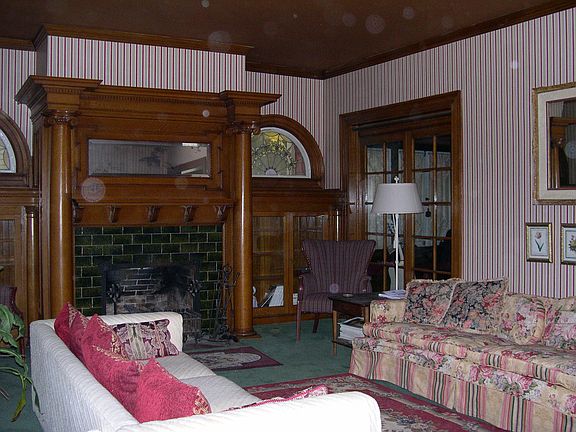 Living w/Glass drs to Parlor