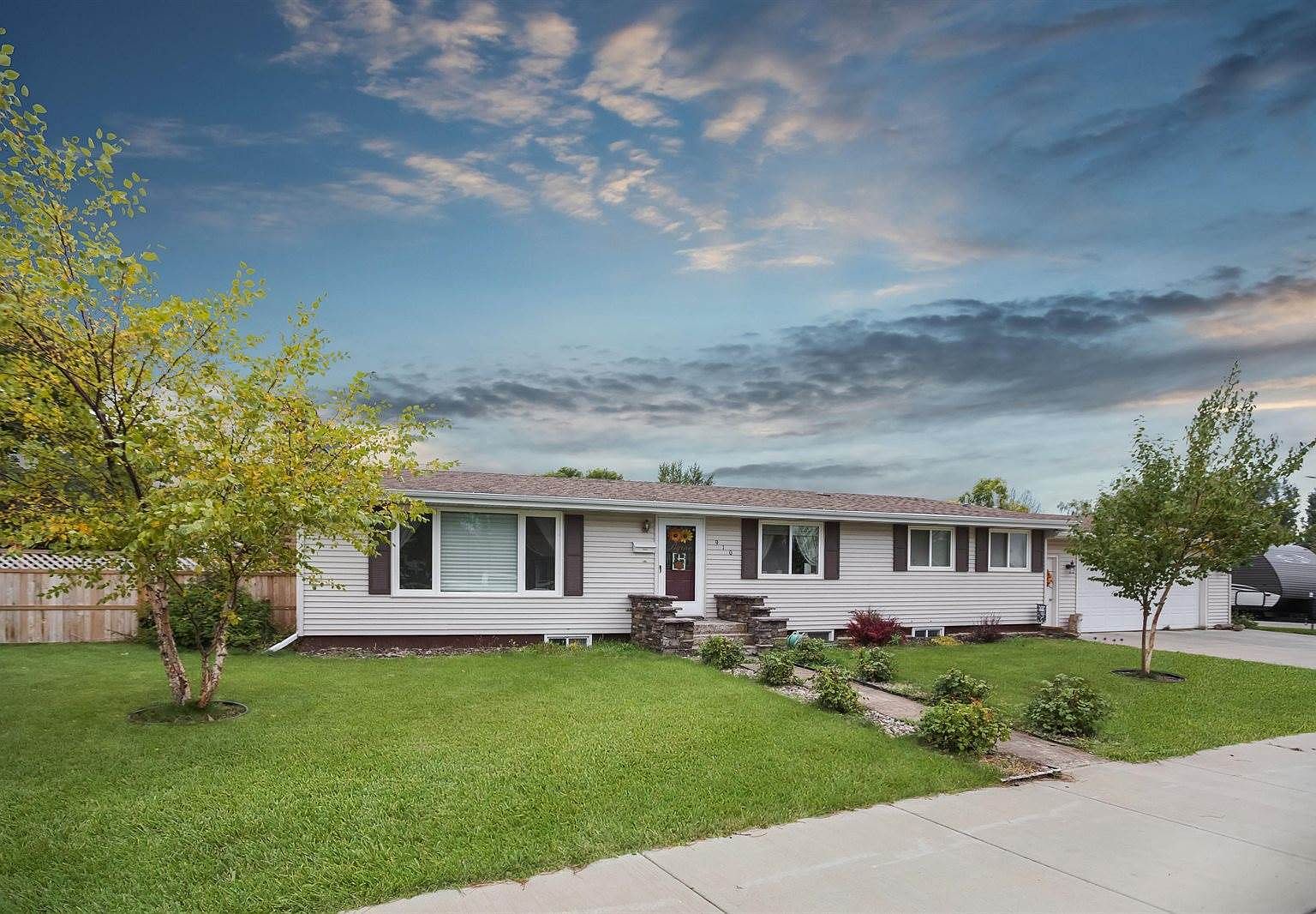 910 Park Pl W Williston Nd 58801 Zillow
