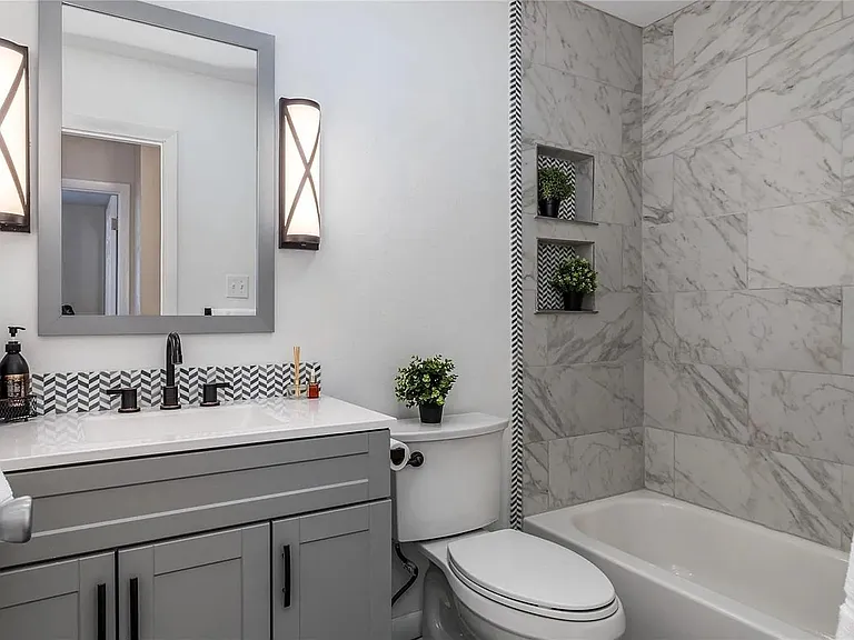 2700 S Holly St — Photo 15